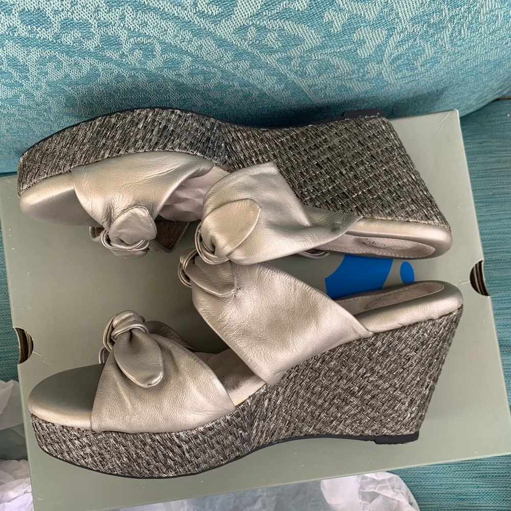Soft Walk SUNNY VALE SILVERWASH Platform Sandals